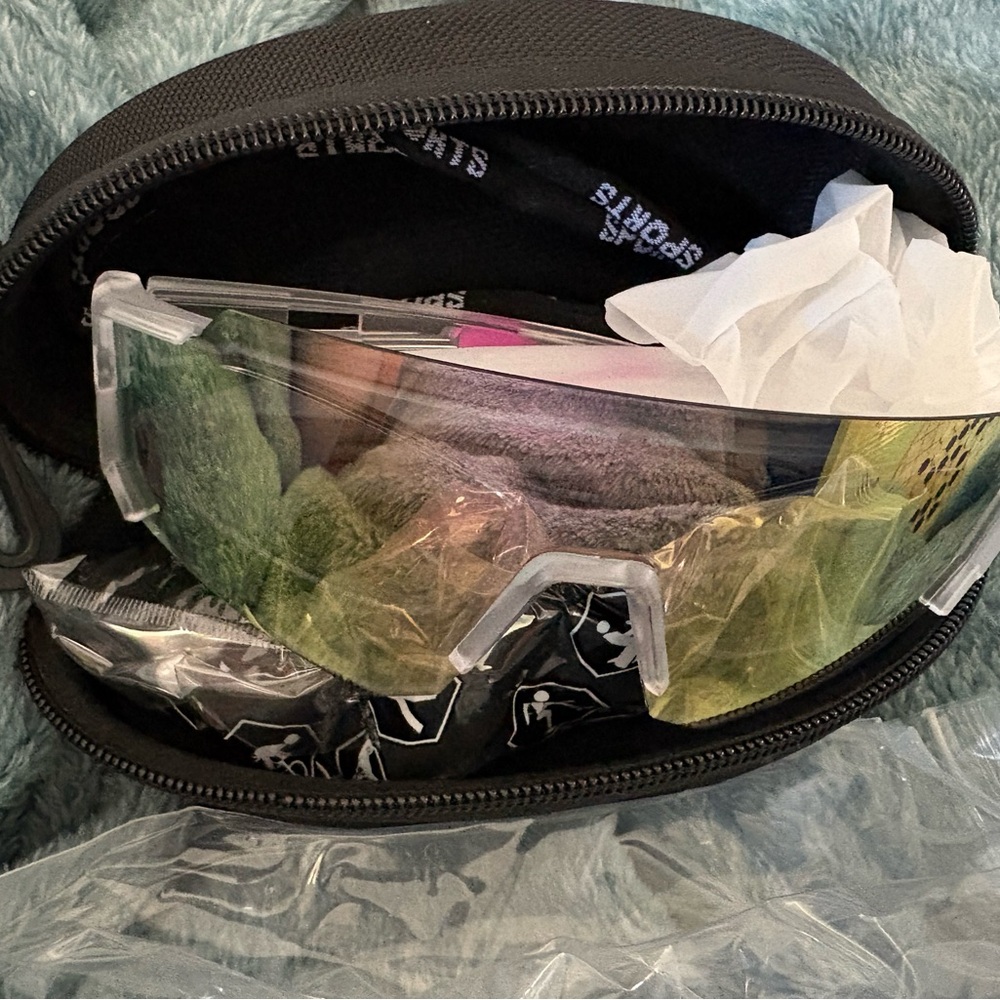 Sporty Sunglasses with Iridescent Lens